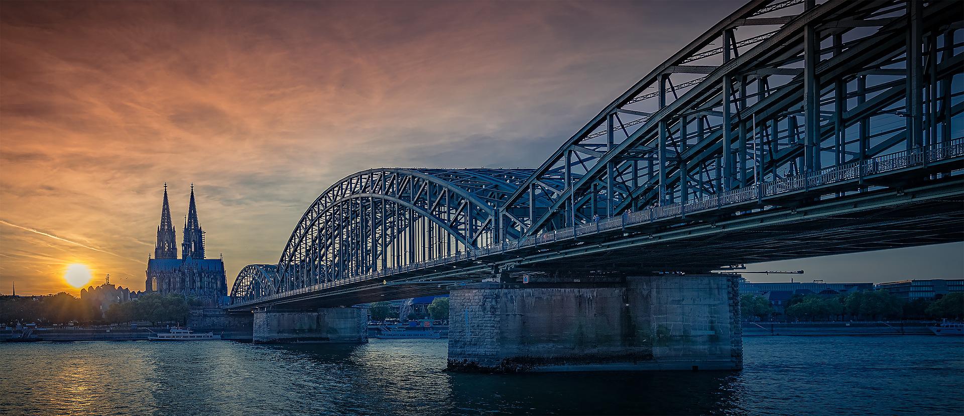 Köln Hohenzollernbrücke taxi Liebesschloss köln